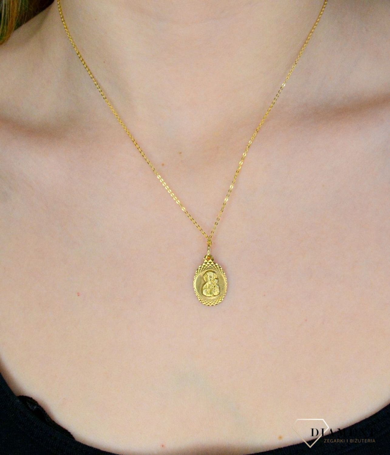 Złota zawieszka 333 medalik z Matką Boską Częstochowską ZA 145A 333. Złota zawieszka medalik o owalnym kształcie z wizerunkiem Matki Boskiej Częstochowskiej . Zawieszka o wielkości 1,6 cm.jpg